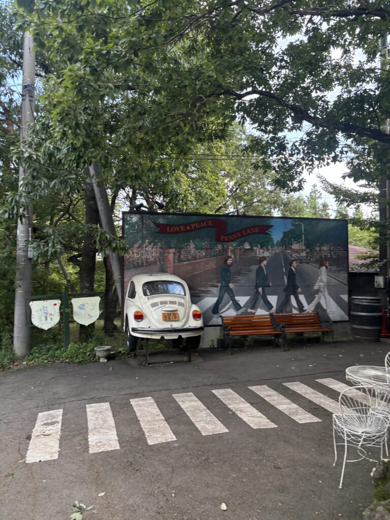 那須旅行 子連れ ベーカリー ペニーレイン　ビートルズの看板