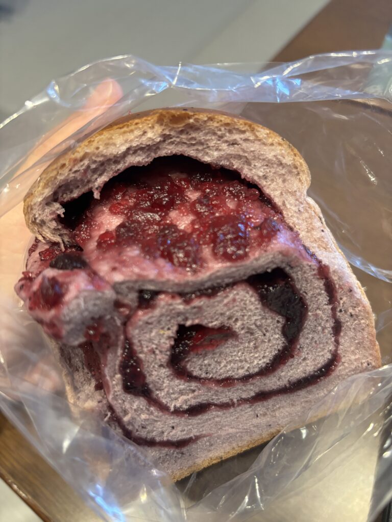 ベーカリー ペニーレインの名物ブルーベリーパン モチモチ生地と濃厚ジャム