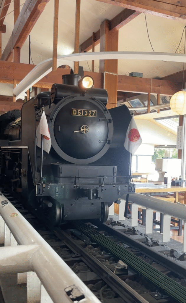 那須旅行 子連れ 蒸氣機関車レストラン　料理を運んでくる汽車