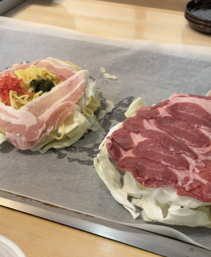 那須の蒸氣機関車レストランで提供された定食と焼きそば