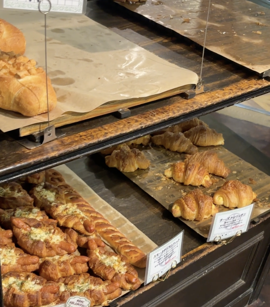 ペニーレインの店内に並ぶ大きなパン 那須旅行のお土産におすすめ